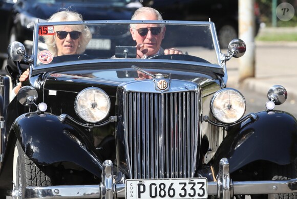 Camilla Parker Bowles, duchesse de Cornouailles, et le prince Charles dans une MG 1953 lors d'un défilé de voitures anciennes à La Havane à Cuba, le 26 mars 2019.