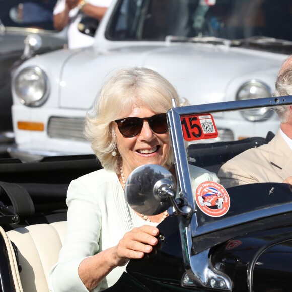 Camilla Parker Bowles, duchesse de Cornouailles, et le prince Charles dans une MG 1953 lors d'un défilé de voitures anciennes à La Havane à Cuba, le 26 mars 2019.