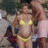 Exclusif - Kate Hudson, enceinte, avec son compagnon Danny Fujikawa et des amis sur la plage de Skiathos. Kurt Russell et sa femme Goldie Hawn les ont rejoint sur la plage. Grèce, le 19 juin 2018.