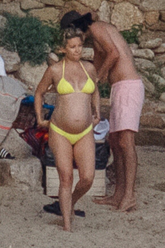 Exclusif - Kate Hudson, enceinte, avec son compagnon Danny Fujikawa et des amis sur la plage de Skiathos. Kurt Russell et sa femme Goldie Hawn les ont rejoint sur la plage. Grèce, le 19 juin 2018.