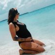 Anaïs Camizuli, enceinte de son premier enfant, dévoile son baby bump en maillot de bain aux Maldives en mars 2019.
