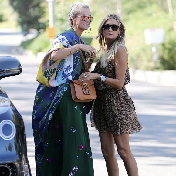 Laeticia Hallyday et son amie Christina vont rejoindre des amies dans une villa avant d'aller dejeuner à Beverly Hills le 20 juin 2018.