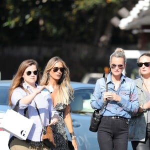 Elodie Piège, Christina, Laeticia Hallyday, Yaël Abrot - Laeticia Hallyday et ses amies vont déjeuner au Country Market de Brentwood le 8 mai 2018.