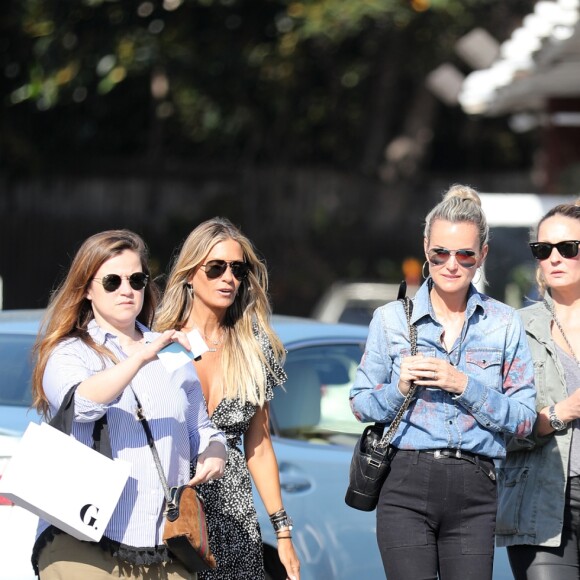 Elodie Piège, Christina, Laeticia Hallyday, Yaël Abrot - Laeticia Hallyday et ses amies vont déjeuner au Country Market de Brentwood le 8 mai 2018.