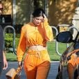 Exclusif - Kylie Jenner est allée déjeuner avec un ami au restaurant Sugar Fish à Calabasas, le 25 mars 2019  For germany call for price Exclusive - Kylie Jenner is ready for spring as she step out in a orange velour track suit to have lunch with a friend at Sugar Fish this afternoon. Kylie had multiple bodyguards to keep any unwanted interactions with the public. 25th march 201925/03/2019 - Los Angeles