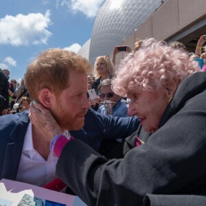 Le prince Harry, duc de Sussex, et Meghan Markle, duchesse de Sussex, rencontrent Daphne Dunne en sortant de l'Opéra de Sydney, le 16 octobre 2018.
