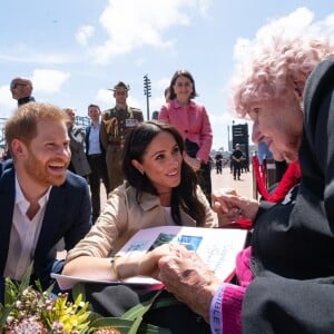 Le prince Harry, duc de Sussex, et Meghan Markle, duchesse de Sussex, rencontrent Daphne Dunne en sortant de l'Opéra de Sydney, le 16 octobre 2018.