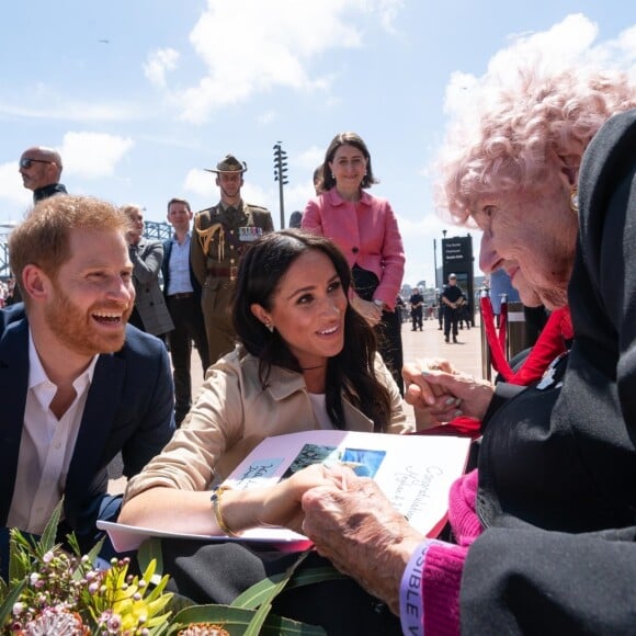 Le prince Harry, duc de Sussex, et Meghan Markle, duchesse de Sussex, rencontrent Daphne Dunne en sortant de l'Opéra de Sydney, le 16 octobre 2018.