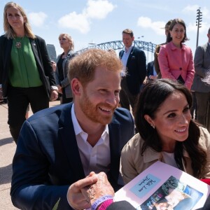 Le prince Harry, duc de Sussex, et Meghan Markle, duchesse de Sussex, rencontrent Daphne Dunne en sortant de l'Opéra de Sydney, le 16 octobre 2018.