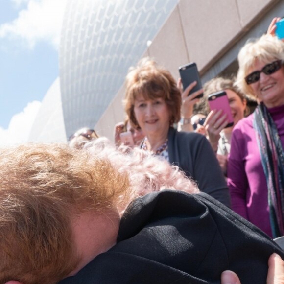 Le prince Harry, duc de Sussex, et Meghan Markle, duchesse de Sussex, rencontrent Daphne Dunne en sortant de l'Opéra de Sydney, le 16 octobre 2018.