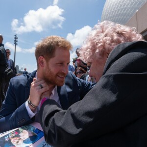 Le prince Harry, duc de Sussex, et Meghan Markle, duchesse de Sussex, rencontrent Daphne Dunne en sortant de l'Opéra de Sydney, le 16 octobre 2018.