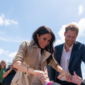 Le prince Harry, duc de Sussex, et Meghan Markle, duchesse de Sussex, rencontrent Daphne Dunne en sortant de l'Opéra de Sydney, le 16 octobre 2018.