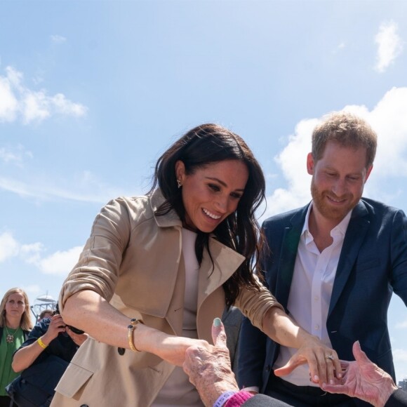 Le prince Harry, duc de Sussex, et Meghan Markle, duchesse de Sussex, rencontrent Daphne Dunne en sortant de l'Opéra de Sydney, le 16 octobre 2018.