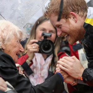 Le prince Harry lors de sa rencontre avec l'Australienne Daphne Dunne, en 2017, à Sydney.