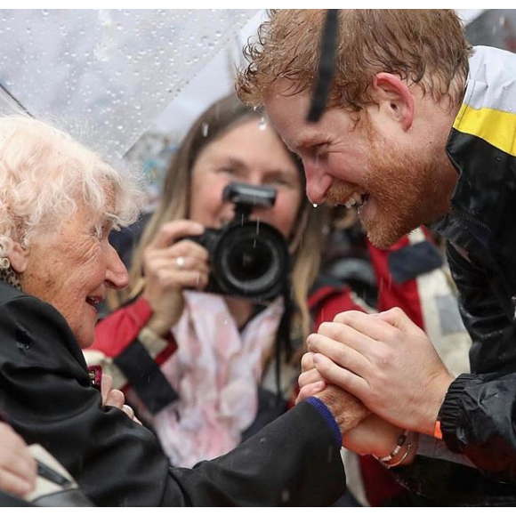 Le prince Harry lors de sa rencontre avec l'Australienne Daphne Dunne, en 2017, à Sydney.