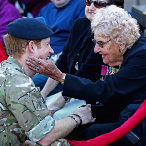 Le prince Harry lors de sa première rencontre avec l'Australienne Daphne Dunne, en 2015, à Sydney.