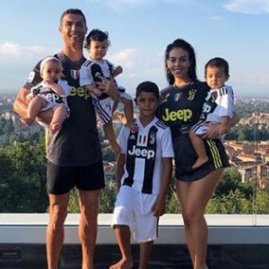 Cristiano Ronaldo pose avec sa compagne Georgina Rodriguez et ses quatre enfants Cristiano Jr, Mateo, Eva et Alana Martina. Tous sont aux couleurs de la Juventus de Turin. Instagram, le 21 août 2018.