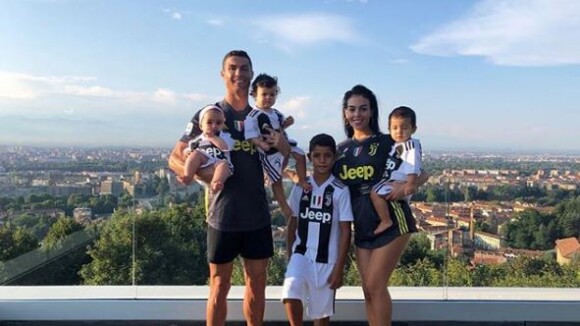 Cristiano Ronaldo papa gaga : Adorables baisers échangés avec sa fille Alana