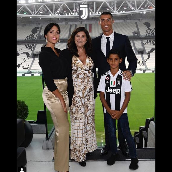 Cristiano Ronaldo avec sa compagne Georgian Rodriguez, sa maman Dolores et son fils aîné Cristiano Jr. lors de sa présentation officielle à la Juventus de Turin. Instagram, le 17 juillet 2018.