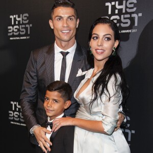 Cristiano Ronaldo (meilleur joueur), son fils Cristiano Jr et sa compagne Georgina Rodriguez enceinte - The Best FIFA Football Awards 2017 au London Palladium à Londres, le 23 octobre 2017. © Pierre Perusseau/Bestimage