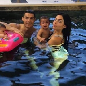 Cristiano Ronaldo se baigne dans la piscine de sa maison de Madrid avec sa compagne Georgina Rodriguez et ses jumeaux Eva et Mateo. Instagram, le 31 janvier 2018.