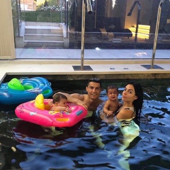 Cristiano Ronaldo se baigne dans la piscine de sa maison de Madrid avec sa compagne Georgina Rodriguez et ses jumeaux Eva et Mateo. Instagram, le 31 janvier 2018.