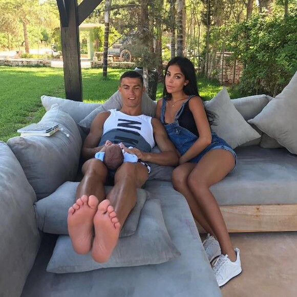 Cristiano Ronaldo pose avec sa compagne Georgina (que l'on dit enceinte) et l'un de ses juleaux sur Instagram le 10 juillet 2017.
