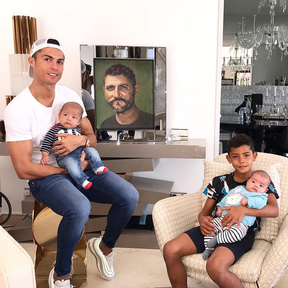 Photo de Cristiano Ronaldo et ses trois enfants, Cristiano Jr, Eva et Mateo. Septembre 2017.