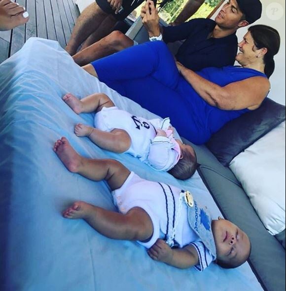 Maria Dolores dos Santos Aveiro, la maman de Cristiano Ronaldo, a partagé une photo des jumeaux Eva et Mateo sur Instagram le 10 septembre 2017.