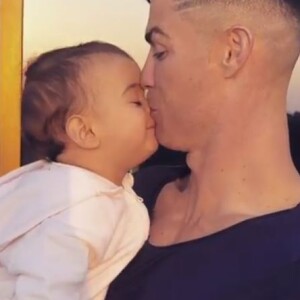 Cristiano Ronaldo, filmé par sa compagne Georgina Rodriguez, embrasse sa fille Alana Martina. Instagram le 2 avril 2019.