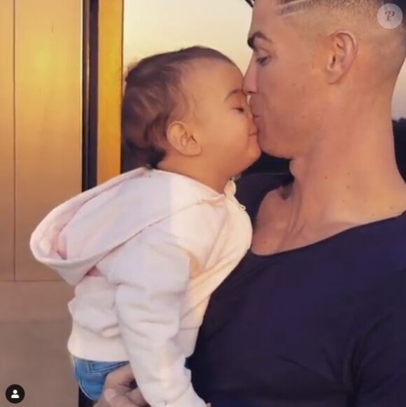 Cristiano Ronaldo, filmé par sa compagne Georgina Rodriguez, embrasse sa fille Alana Martina. Instagram le 2 avril 2019.