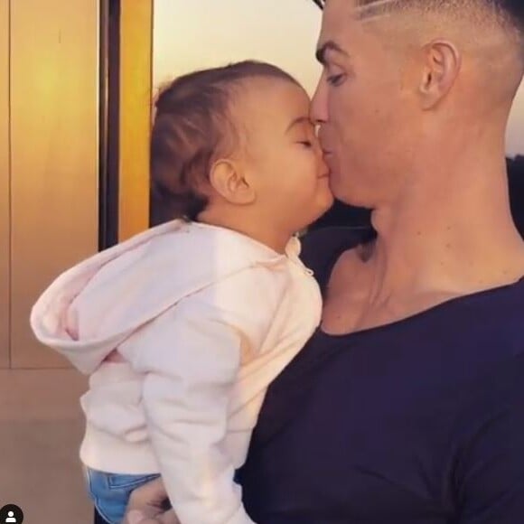 Cristiano Ronaldo, filmé par sa compagne Georgina Rodriguez, embrasse sa fille Alana Martina. Instagram le 2 avril 2019.