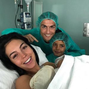 Cristiano Ronaldo, devenu papa pour la 4e fois, pose avec Georgina, leur fille, et son fils aîné. Le 12 novembre 2017