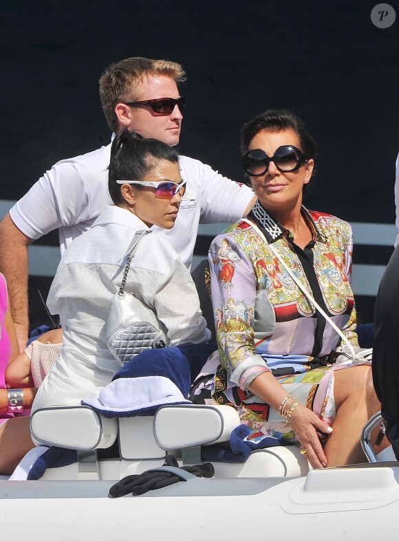 Kris Jenner et sa fille Kourtney Kardashian sur un bateau à Portofino en Italie, le 7 juillet 2018.