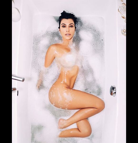 Après des semaines de teasing, Kourtney Kardashian a enfin lancé son site, Poosh.