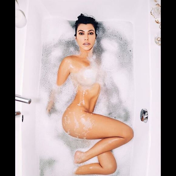 Après des semaines de teasing, Kourtney Kardashian a enfin lancé son site, Poosh.