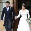 La princesse Eugénie et son mari Jack Brooksbank quittent le château de Windsor après leur mariage à bord d'une Aston Martin le 12 octobre 2018 sous le regard du père de la princesse Eugénie, le Duc d'York, le prince Andrew.