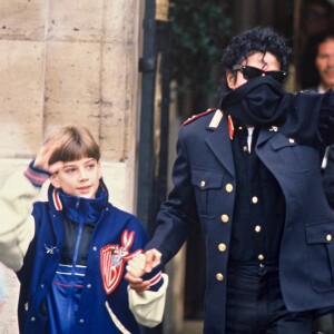Michael Jackson et James Safechuck à Paris, en 1988.