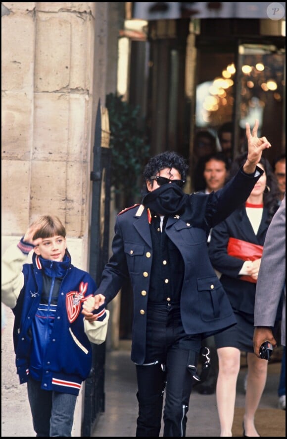 Michael Jackson et James Safechuck à Paris, en 1988.