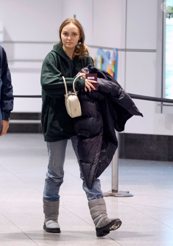 Exclusif - Lily Rose Depp arrive au début d'une tempête de neige à l'aéroport international Pierre-Elliott-Trudeau de Montréal, Québec, Canada, le 12 mars 2019.