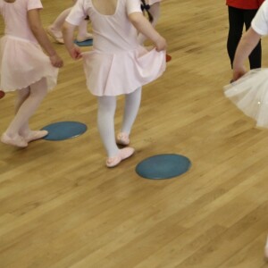 Le prince Harry, duc de Sussex, assiste à un cours de danse classique lors de sa visite au centre YMCA South Ealing à Londres le 3 avril 2019.