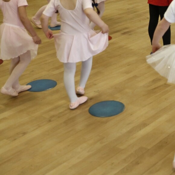 Le prince Harry, duc de Sussex, assiste à un cours de danse classique lors de sa visite au centre YMCA South Ealing à Londres le 3 avril 2019.