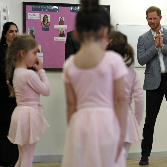 Le prince Harry, duc de Sussex, assiste à un cours de danse classique lors de sa visite au centre YMCA South Ealing à Londres le 3 avril 2019.
