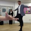 Le prince Harry, duc de Sussex, assiste à un cours de danse classique lors de sa visite au centre YMCA South Ealing à Londres le 3 avril 2019.