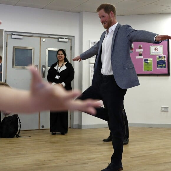 Le prince Harry, duc de Sussex, assiste à un cours de danse classique lors de sa visite au centre YMCA South Ealing à Londres le 3 avril 2019.