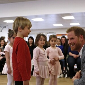 Le prince Harry, duc de Sussex, assiste à un cours de danse classique lors de sa visite au centre YMCA South Ealing à Londres le 3 avril 2019.