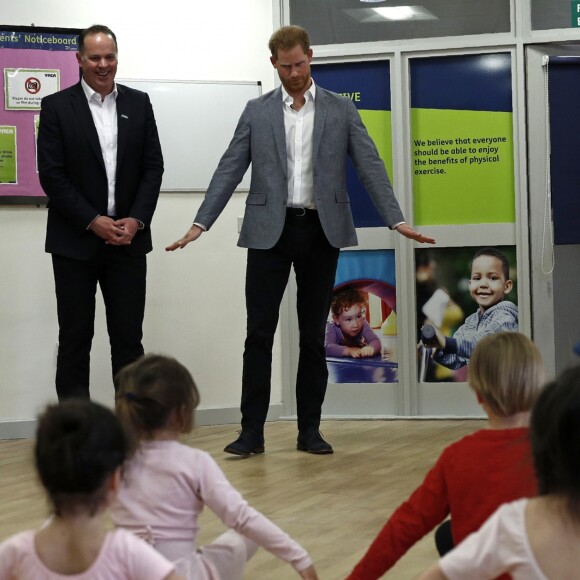 Le prince Harry, duc de Sussex, assiste à un cours de danse classique lors de sa visite au centre YMCA South Ealing à Londres le 3 avril 2019.