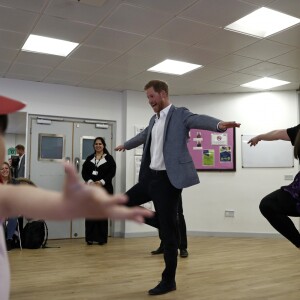 Le prince Harry, duc de Sussex, assiste à un cours de danse classique lors de sa visite au centre YMCA South Ealing à Londres le 3 avril 2019.