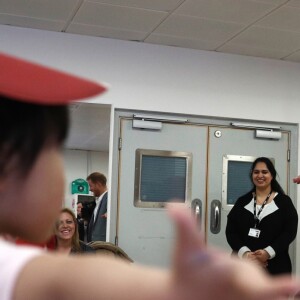 Le prince Harry, duc de Sussex, assiste à un cours de danse classique lors de sa visite au centre YMCA South Ealing à Londres le 3 avril 2019.