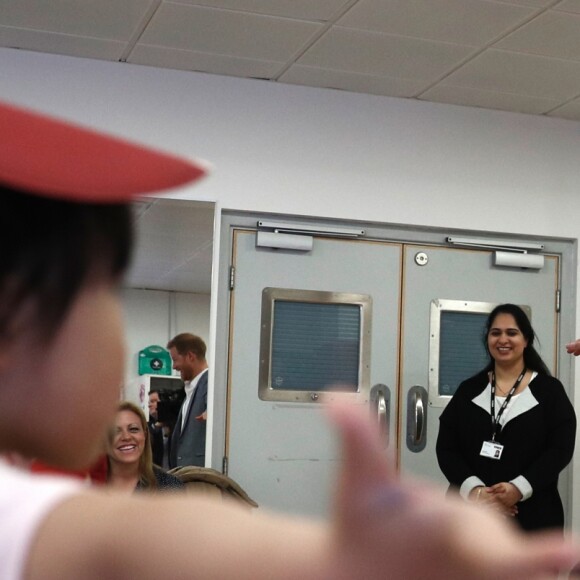 Le prince Harry, duc de Sussex, assiste à un cours de danse classique lors de sa visite au centre YMCA South Ealing à Londres le 3 avril 2019.